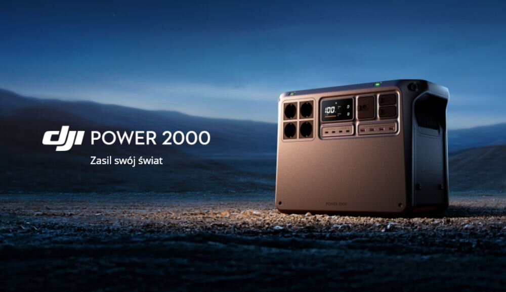 Stacja zasilania DJI Power 2000 2048 Wh Bank energii, prąd, zasilanie, moc, energia, w tle zmierzch, stacja stoi na ziemi frontem prawo skos, obok napis power 2000