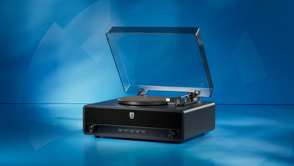 PHILIPS TAV3000B/10 gramofon wygląd retro kompaktowa konstrukcja Bluetooth, gramofon po skosie na niebieskim tle