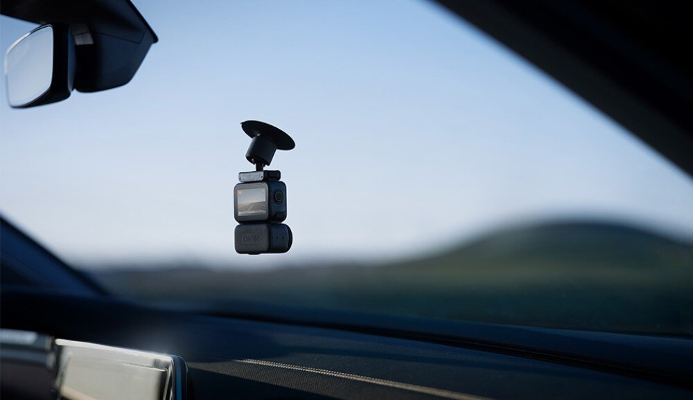 Kamera sportowa DJI Osmo Nano Mała kamera przymocowana na szybie samochodu za pomocą uchwytu z przyssawką, matryca, optyka, parametry, rozdzielczość, slow motion