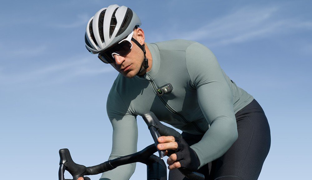 Kamera sportowa DJI Osmo Nano Kolarz w kasku i okularach z kamerą przypiętą do koszulki na klatce piersiowej, stabilizacja, nagrywanie