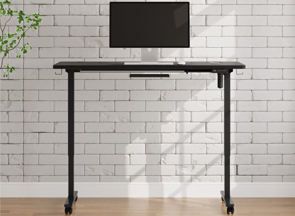 Biurko KENOKO Ibuki 160 x 80 cm Czarny prezentacja biurka w pokoju na jasnej ceglanej ścianie na biurku monitor system Finger Protect Child Protect bezpieczeństwo ochrona przed przypadkowym przycięciem palców ograniczenie ryzyka kolizji wydłużenie żywotności