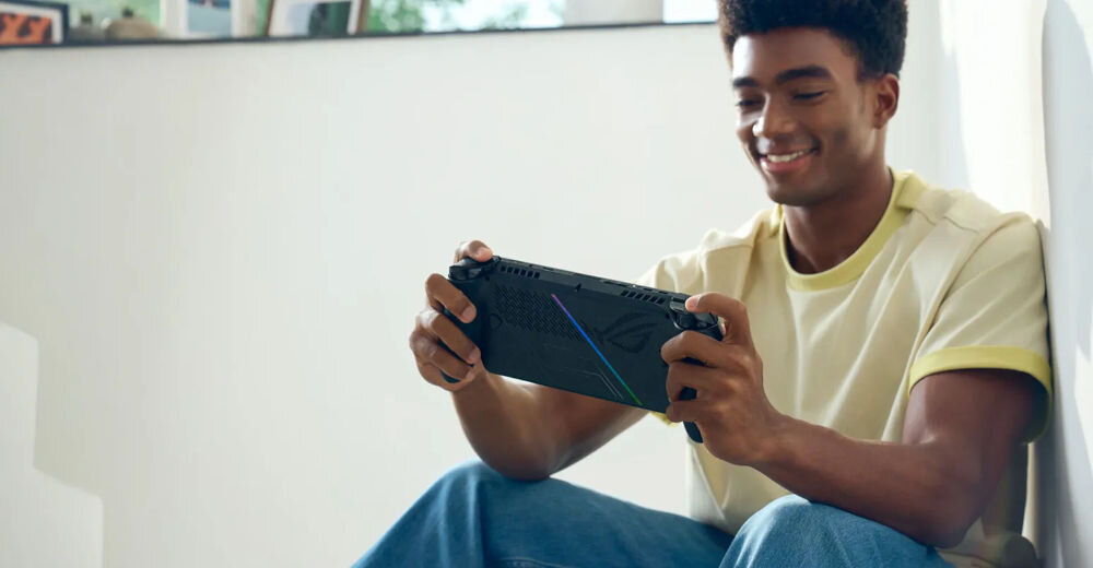 Konsola ASUS ROG Xbox Ally X RC73XA Czarny przedstawienie konsoli podczas użytkowania mężczyzna siedzący i grający na konsoli jasne tło system Windows prosty interfejs