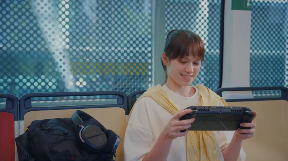 Konsola ASUS ROG Xbox Ally X RC73XA Czarny kobieta siedząca w transporcie publicznym i grająca na konsoli akumulator 80 Wh długi czas pracy mobilność