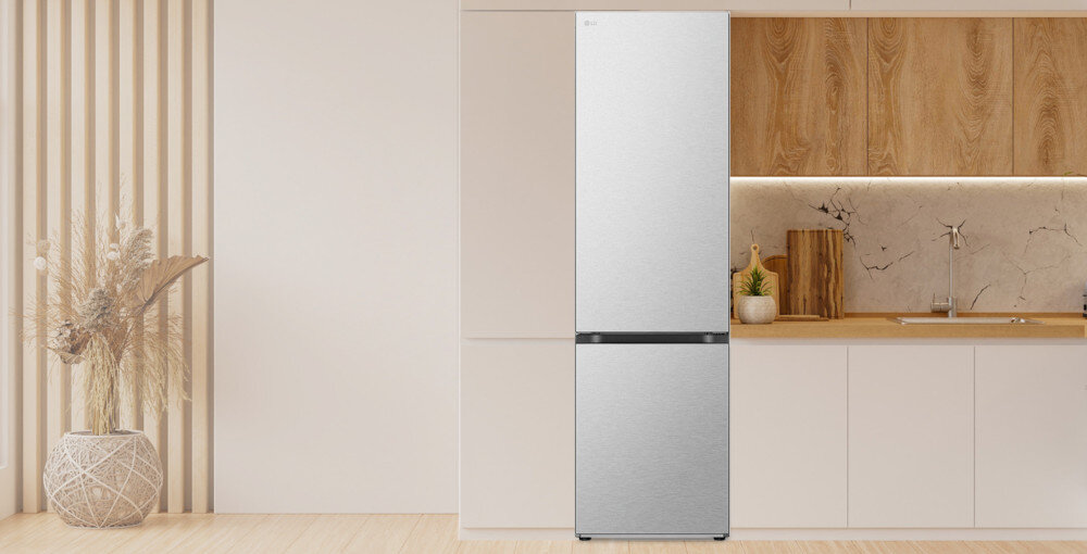 LODÓWKA LG GBV7280AMB lifestyle kuchnia zabudowa meble front kolor srebrny zamknięta wszystko widoczne Oświetlenie LED jasne wnętrze oszczędność energii szuflada świeżości wilgotnośc owoce warzywa stała temperatura dłuższa świeżość DoorCooling chłodzenie równomierne rozprowadzane powietrze elegancki styl płaska konstrukcja zabudowa kontrola temperatury czujniki wahania temperatury zachowanie świeżości Technologia DoorCooling chłodzenie równomierne rozprowadzane powietrze