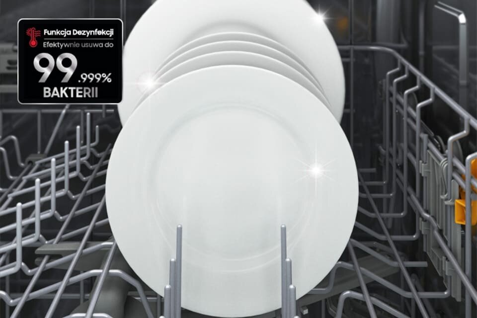 Funkcja dezynfekcji zmywarki Samsung Białe talerze ułożone w środku zmywarki Samsung
