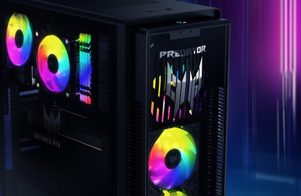 Obraz przedstawia komputer stacjonarny z podświetleniem RGB na wentylatorach i logo \'PREDATOR\' na obudowie. W tle widoczne są kolorowe, rozmyte linie świetlne.