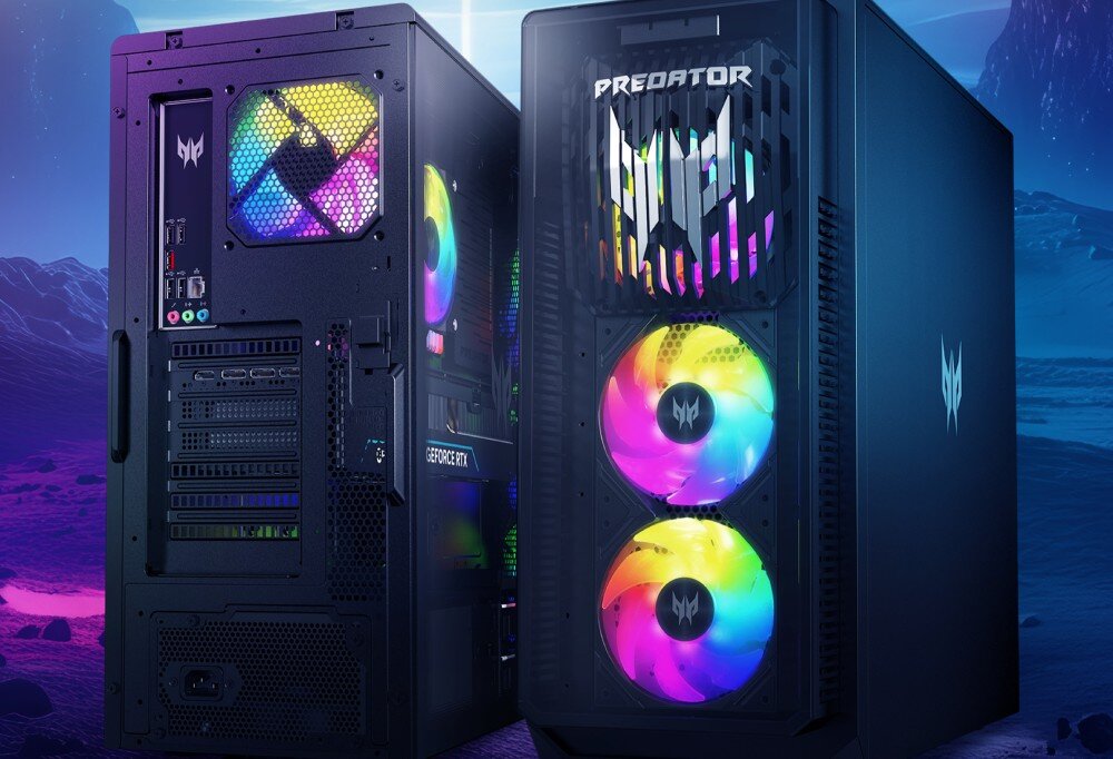 Obraz przedstawia dwa komputery stacjonarne z podświetleniem RGB. Na obudowie jednego z nich widoczne jest logo \'PREDATOR\'.