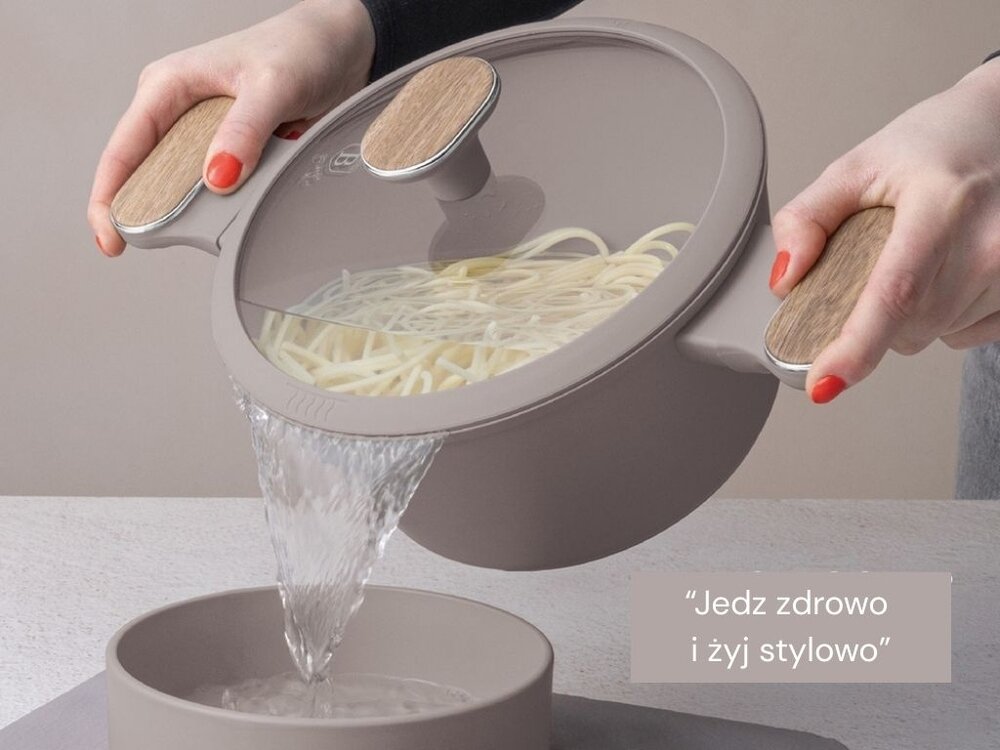 Osoba trzyma garnek z pokrywką, z którego wylewa się woda do miski, a w środku widać makaron. Na obrazie znajduje się tekst: \'Jedz zdrowo i żyj stylowo\'.