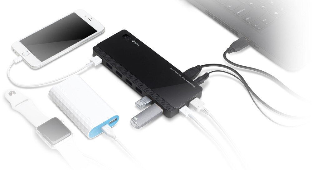Hub TP-LINK UH720 Czarny koncentrator USB podłączony przewodem do laptopa, z wpiętymi różnymi akcesoriami takimi jak pendrive'y oraz kable ładujące smartfona, zegarek i powerbank