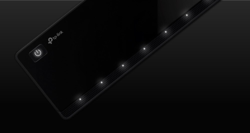 Hub TP-LINK UH720 Zbliżenie na górną część czarnej, błyszczącej obudowy urządzenia z podświetlonym przyciskiem zasilania oraz rzędem małych, białych diod kontrolnych przy krawędzi