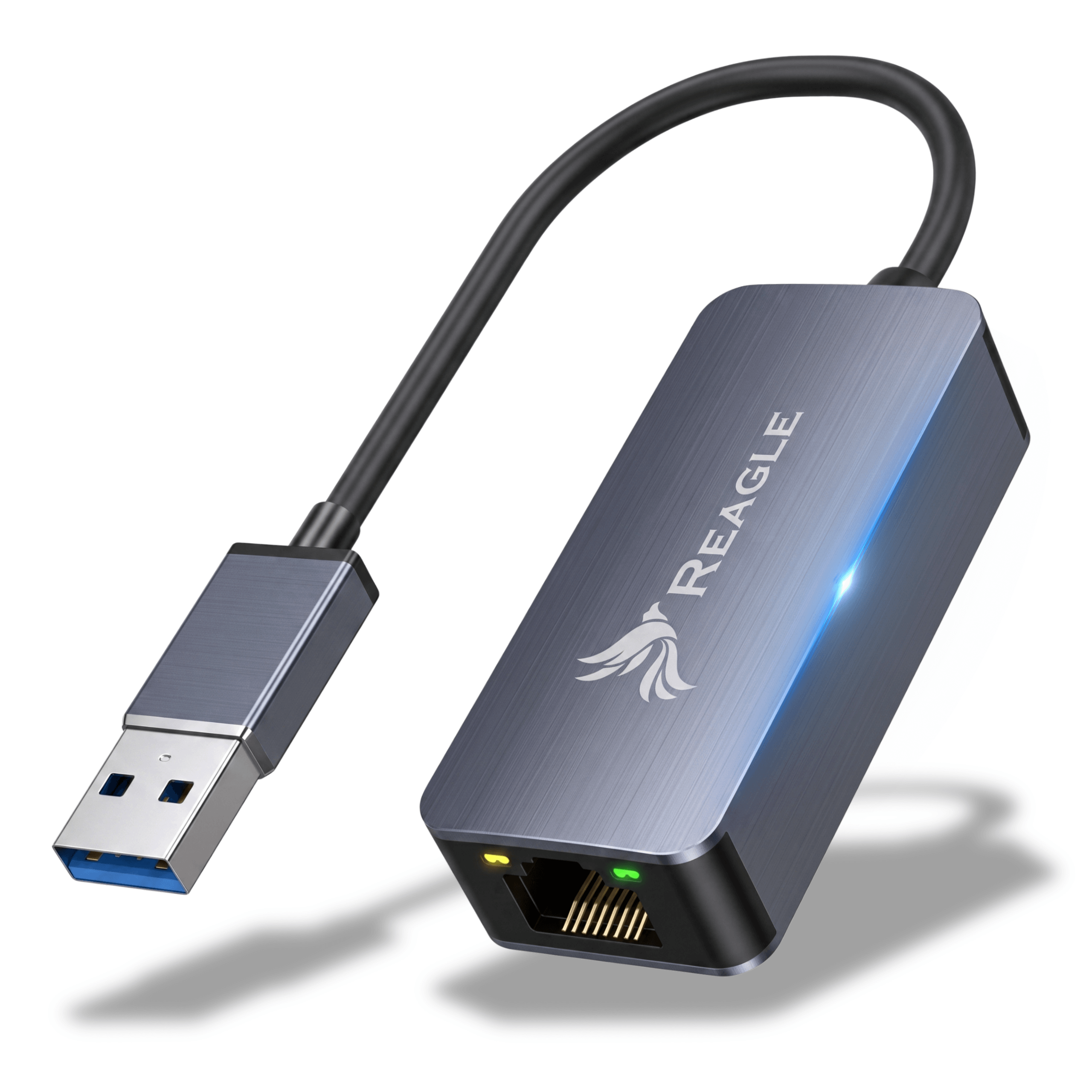 Srebrny adapter z logo REAGLE, z jednej strony posiada wtyk USB-A, a z drugiej port RJ45 z diodami sygnalizacyjnymi.