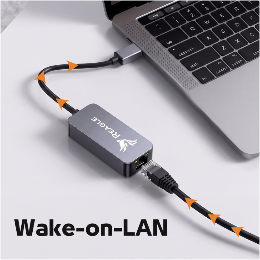 Na obrazie widoczny jest adapter z logo REAGLE, podłączony do laptopa oraz kabla Ethernet. Na dole znajduje się napis \'Wake-on-LAN\'.