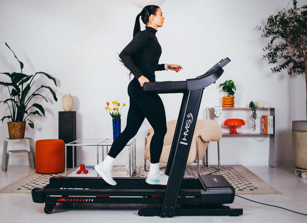 Bieżnia elektryczna HMS TERRUN275 932W 16 km-h kobieta biegnie na bieżni w domu, w salonie ćwiczenia w domu domowa siłownia