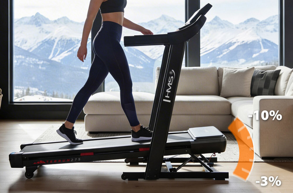 Bieżnia elektryczna HMS TERRUN275 932W 16 km-h kobieta zbiega w dół na bieżni w domowym salonie elektryczna regulacja kąta nachylenia w zakresie od -3% do 10% symulacja podbiegów i zbiegów marsz pod górę intensyfikuje pracę pośladków i ud bieg w dół rozwija kontrolę ruchu oraz koordynację