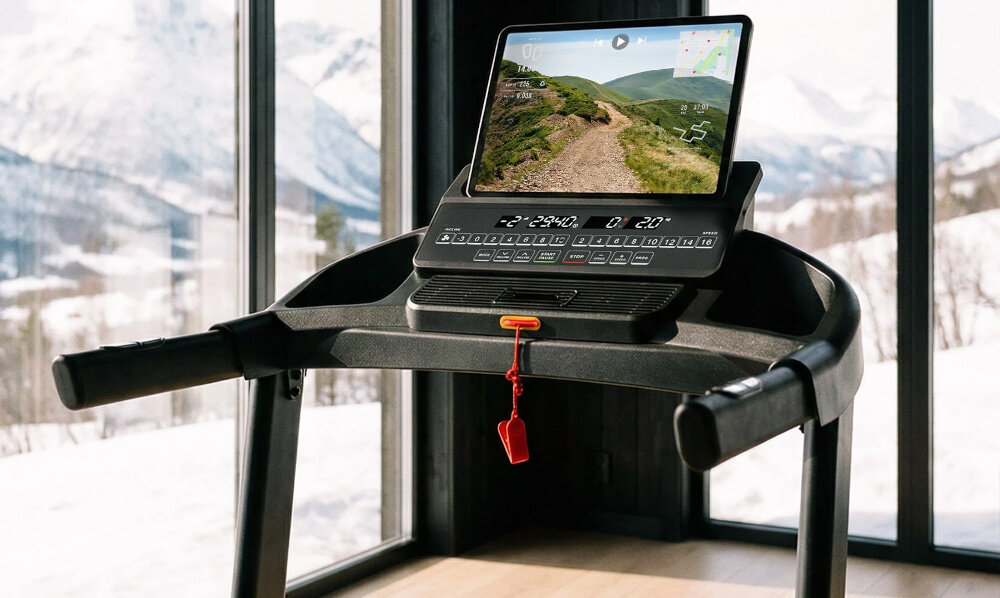 Bieżnia elektryczna HMS TERRUN275 932W 16 km-h pokazana z perspektywy ćwiczącego przedstawia wielofunkcyjny tablet czytelny wyświetlacz LED kluczowe parametry 26 programów wbudowanych (P1–P26), 5 programów użytkownika (U1–U5) oraz 3 programy kontroli tętna (HP1–HP3)