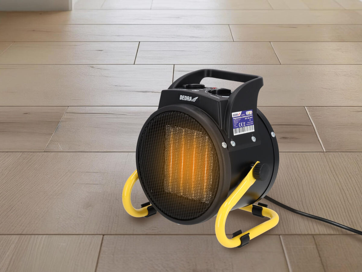 Nagrzewnica elektryczna DEDRA DED9930C, metal, zabezpieczenie, IP20, trwałość, Rozgrzana nagrzewnica ceramiczna DEDRA DED9930C na jasnych panelach podłogowych, widoczny żar.