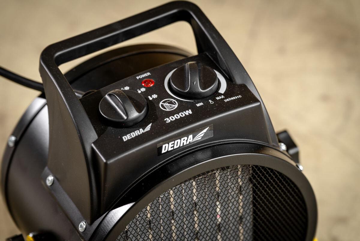 Nagrzewnica elektryczna DEDRA DED9931C, zimny, ciepło, gorąco, regulacja, Panel sterowania nagrzewnicy DED9931C, dwa pokrętła, czerwona kontrolka, logo i skala mocy.