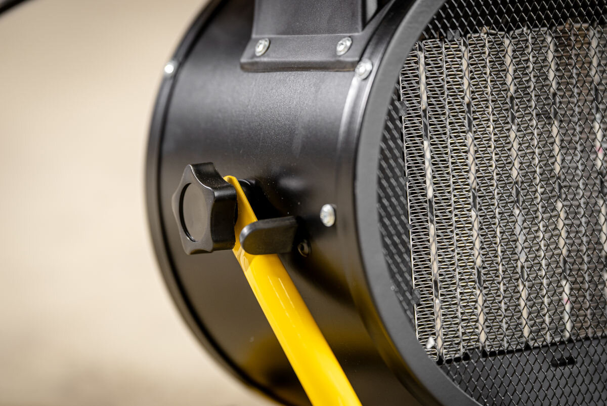 Nagrzewnica elektryczna DEDRA DED9931C, termostat, przegrzanie, metal, trwałość, Pokrętło blokady kąta, śruba i żółty uchwyt stelaża bocznego nagrzewnicy Dedra DED9931C.