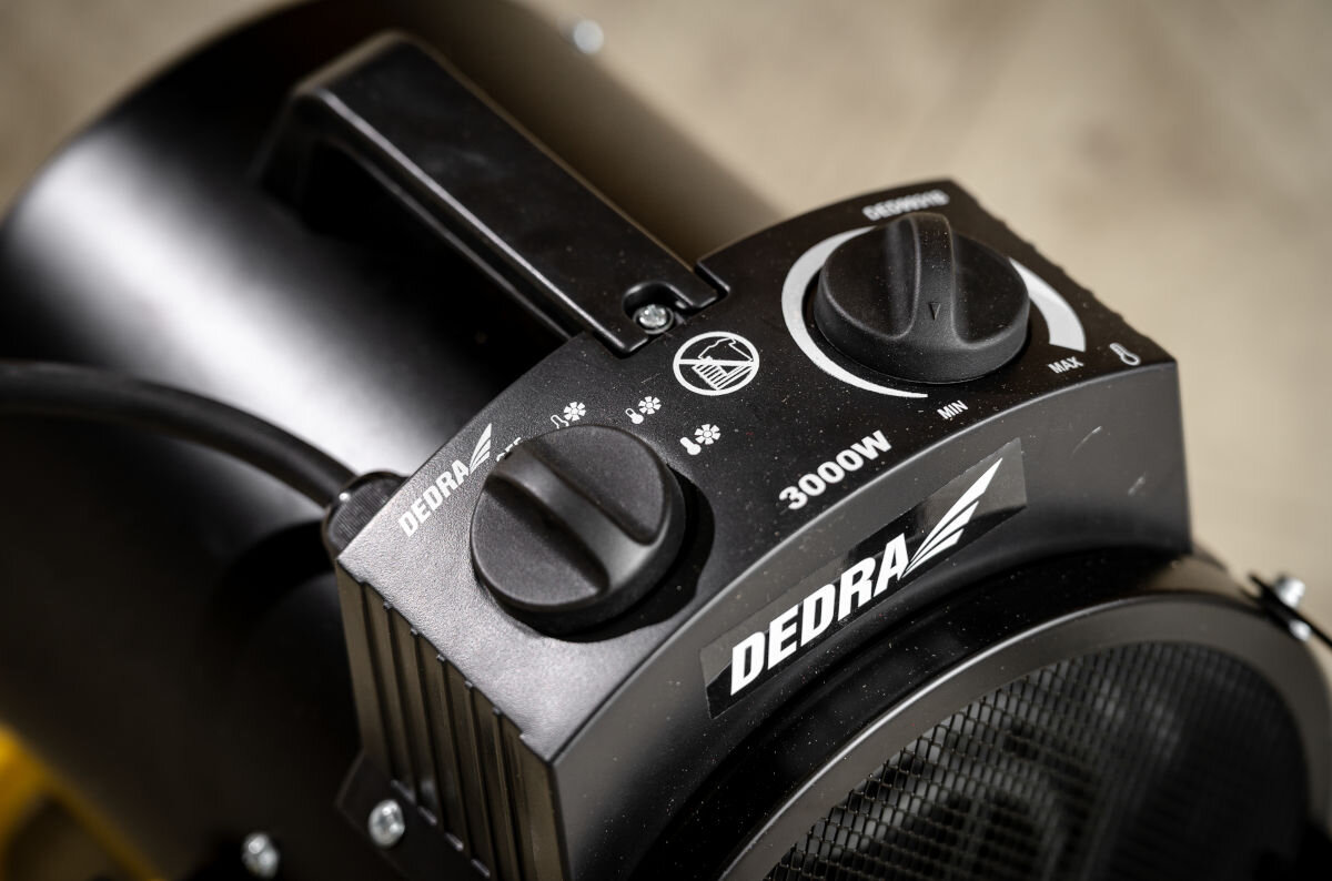 Nagrzewnica elektryczna DEDRA DED9931B, zimno, ciepło, gorąco, termostat, Panel sterowania nagrzewnicy DEDRA DED9931B – dwa pokrętła, tryby, skala mocy, logo.