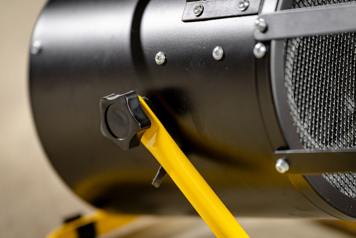 Nagrzewnica elektryczna DEDRA DED9931B, kąt, śruba, kierunek, efektywność, Pokrętło blokady kąta uchwytu i stelaż DEDRA DED9931B, zbliżenie na bok nagrzewnicy.