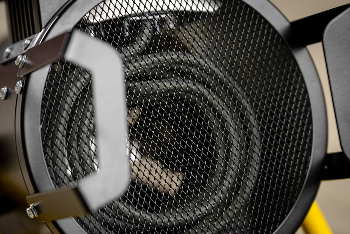 Nagrzewnica elektryczna DEDRA DED9931B, brak, brudu, cichy, wentylator, Zbliżenie na przednią siatkę ochronną nagrzewnicy DED9931B, spiralna grzałka wewnątrz.