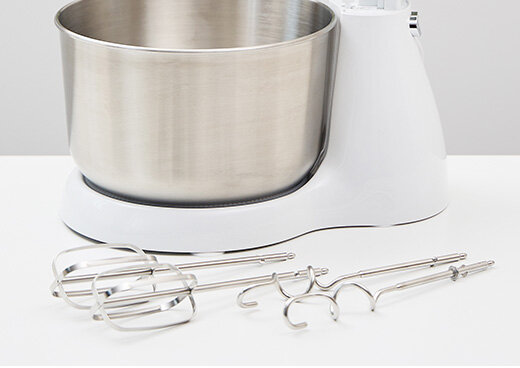 Dwie pary mieszadeł na blacie, w tle widać fragment miksera z misą obrotową MMR-26Z/B.