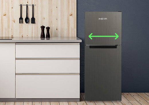 Lodówka MPM-216-CF-26 obok kuchennych szafek. Symbol dwustronnej strzałki.