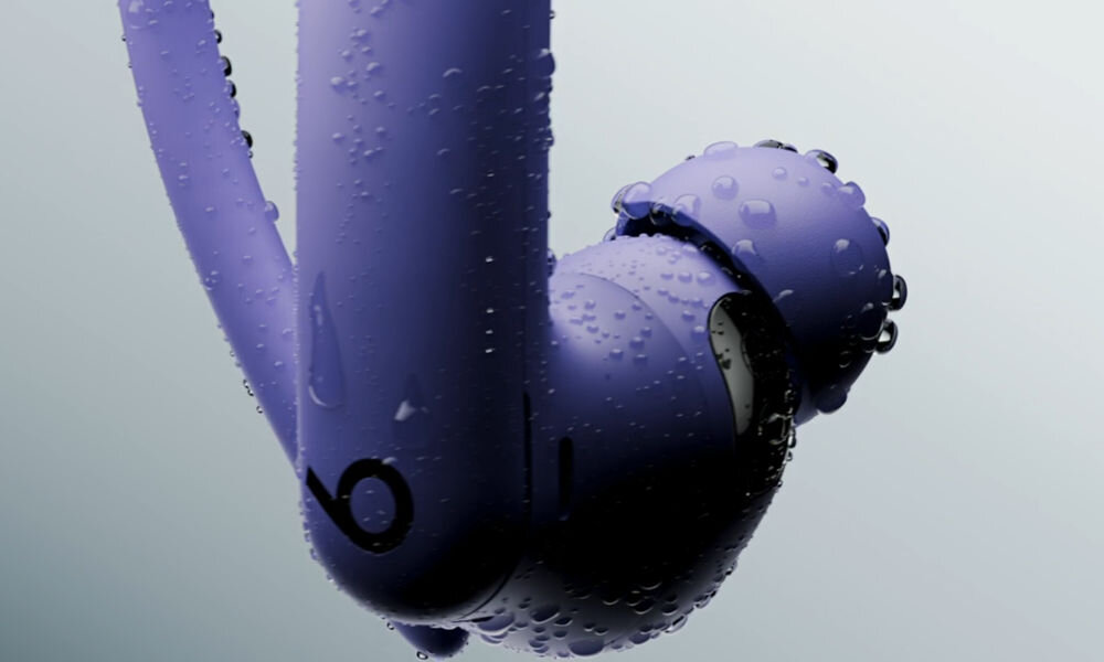 Słuchawki dokanałowe BEATS Powerbeats Pro 2 Niedościgniona czerń niestraszny im pot, klasa ochrony IPX4, odporność na kontakt z potem oraz lekkie zachlapania,
					słuchawka na szarym tle, a na niej krople wody