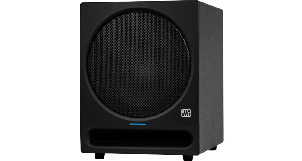 Czarny subwoofer z widoczną metalową siatką na przedniej części oraz logo producenta w dolnym rogu. Poniżej siatki znajduje się prostokątny otwór bass-reflex.