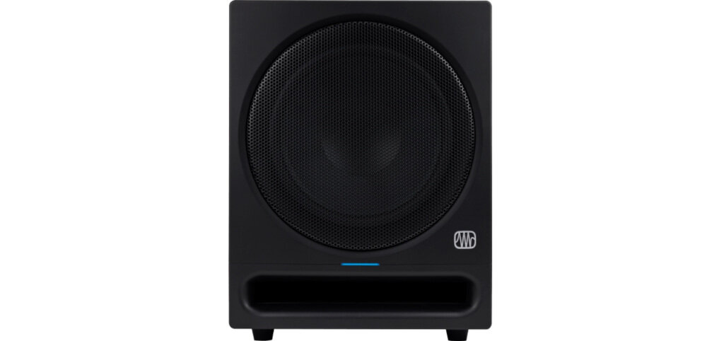 Czarny subwoofer z widoczną dużą membraną i logo producenta w dolnym rogu. Na obudowie znajduje się niebieski wskaźnik świetlny.