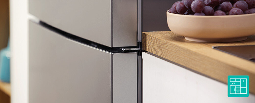 LODÓWKA GORENJE NRK418ECS4 lifestyle wizualizacja ikona bok lodówki konstrukcja na równi z blatem budowa głębokość 55,7 cm dopasowanie blat owoce spójna elegancka przestrzeń