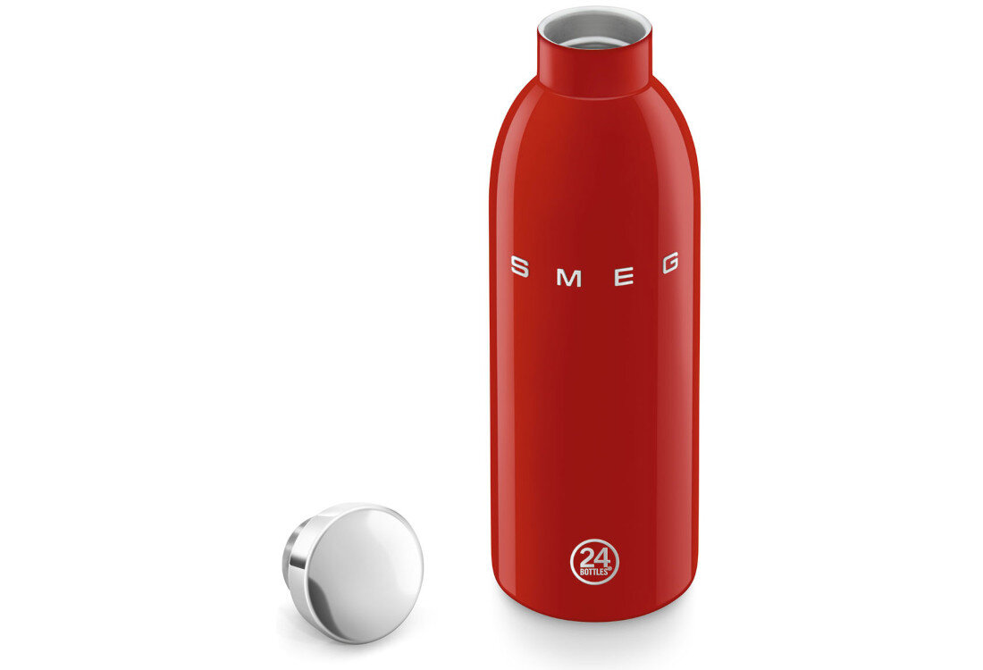 Czerwona butelka termiczna z napisem \'SMEG\' i logo \'24Bottles\' na dole. Obok znajduje się srebrna zakrętka.
