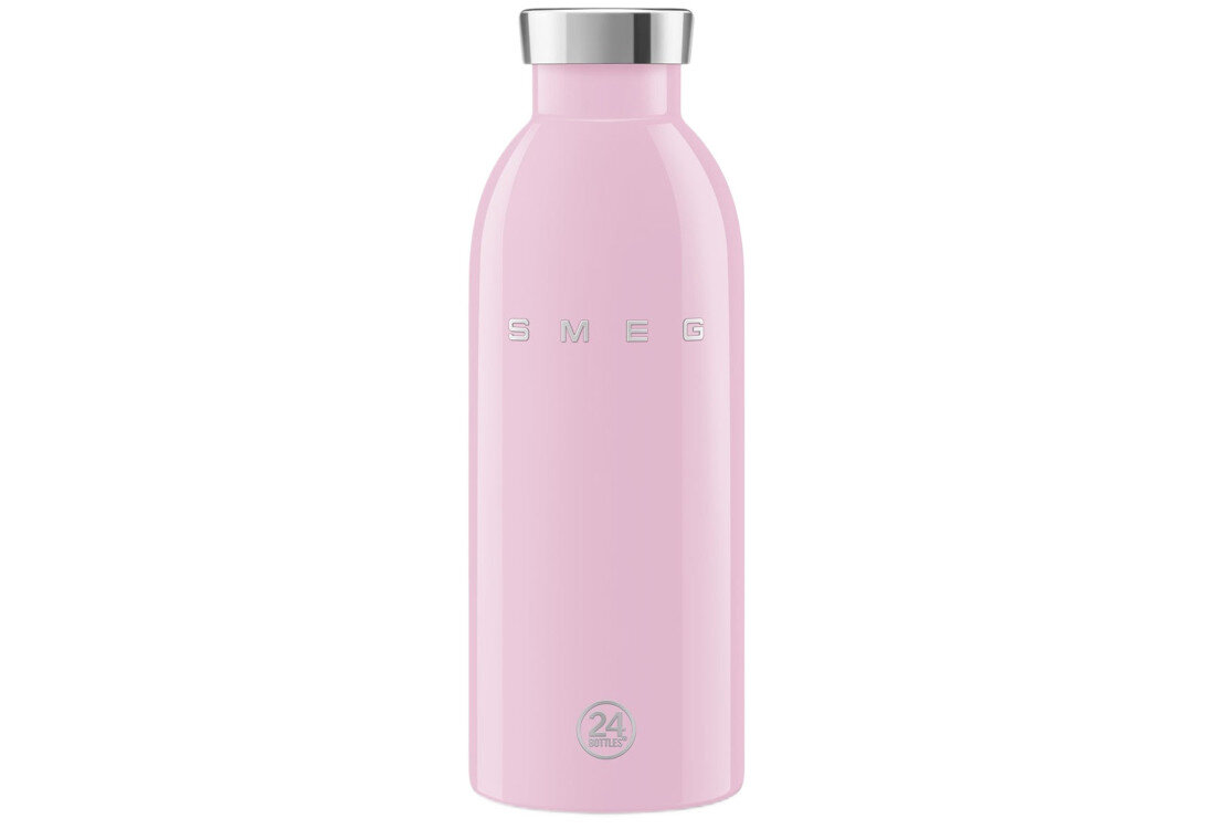 Butelka termiczna w pastelowym różowym kolorze z napisem \'SMEG\' na środku. Na dole widnieje logo z napisem \'24 Bottles\'.