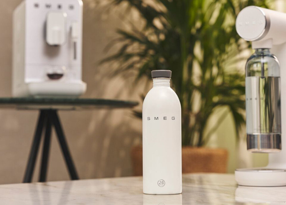 Butelka na wodę SMEG WBF02WH wygląd design prezentacja wizualizacja Styl i wygoda każdego dnia