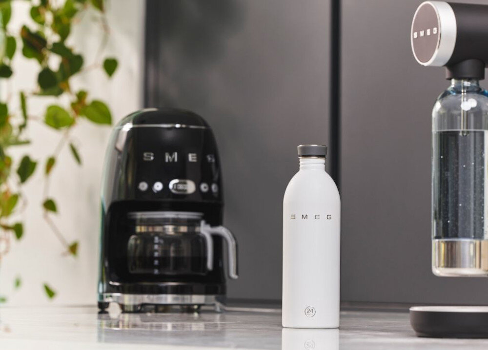 Butelka na wodę SMEG WBF02WH Stylowy i praktyczny design