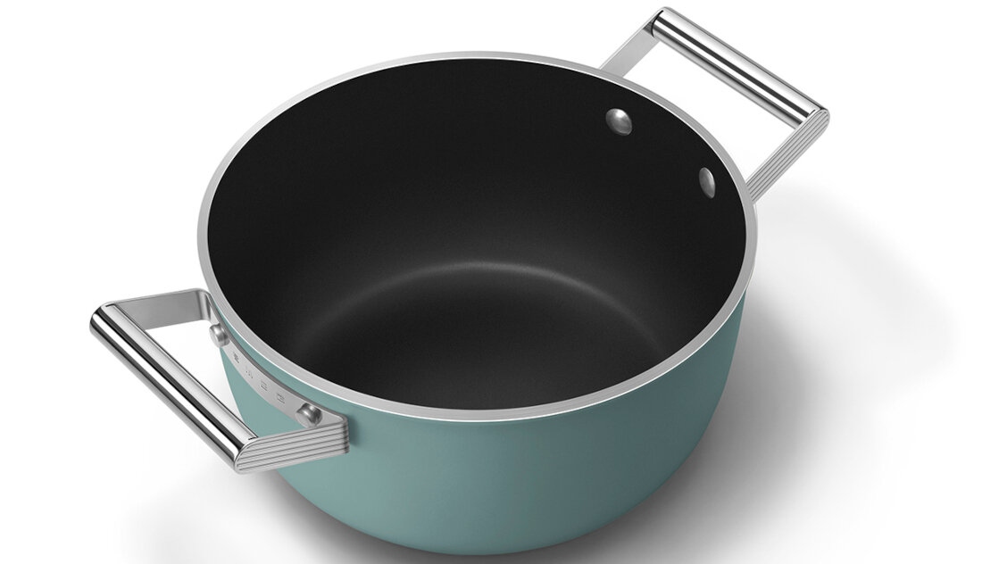 Garnek SMEG 50's Style CSF2412EGM 5.4L Łatwe czyszczenie po użyciu Trwała, odporna na zarysowania powłoka nie przywierają do powierzchni wystarczy szybkie mycie