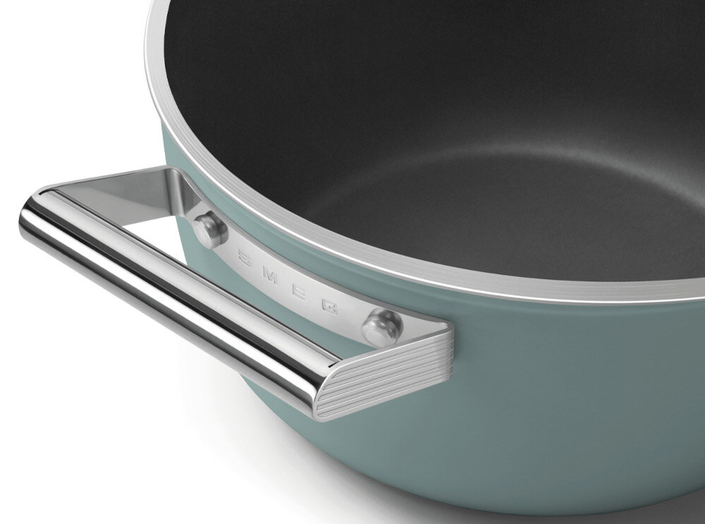Garnek SMEG 50's Style CSF2412EGM 5.4L Wygoda i bezpieczeństwo Ergonomiczne uchwyty ze stali nierdzewnej stabilny chwyt