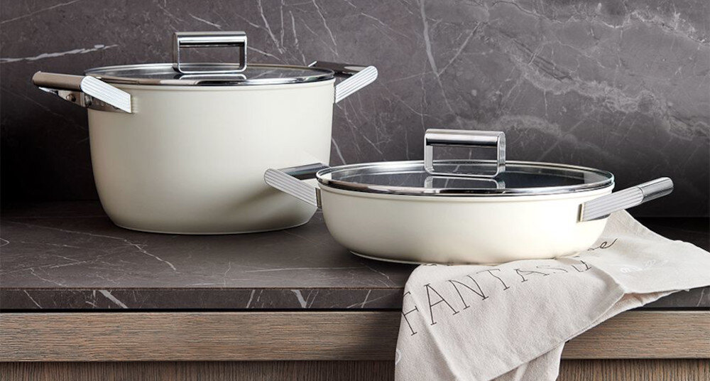 Garnek SMEG 50's Style CSF2412CRM 5.4L Codzienne gotowanie o średnicy 24 cm i pojemności 5,4 l Wysokie ścianki  porządek w kuchni i wygodę