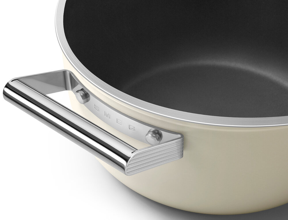 Garnek SMEG 50's Style CSF2412CRM 5.4L Wygoda i bezpieczeństwo Ergonomiczne uchwyty ze stali nierdzewnej stabilny chwyt