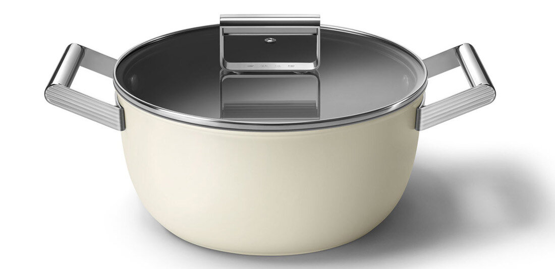 Garnek SMEG 50's Style CSF2412CRM 5.4L Kontrola podczas gotowania Szklana pokrywka z otworem parowym proces obserwacja