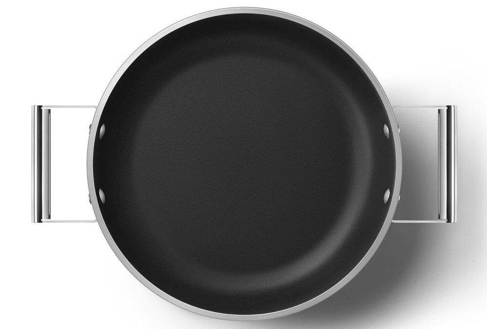 Patelnia SMEG 50's Style DPF2812BLM 28 cm Łatwe czyszczenie Gładka powierzchnia zapobiega przywieraniu ułatwia mycie