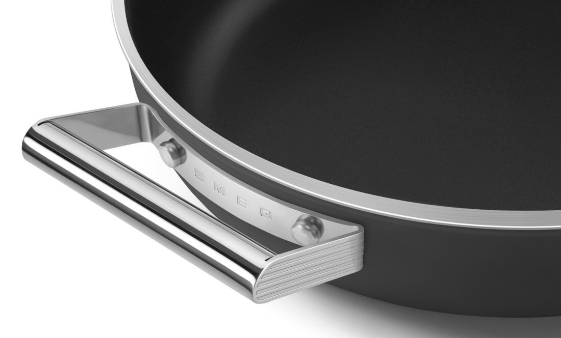 Patelnia SMEG 50's Style DPF2812BLM 28 cm Wygodne użytkowanie Ergonomiczne uchwyty ze stali nierdzewnej swoboda manewrwowanie