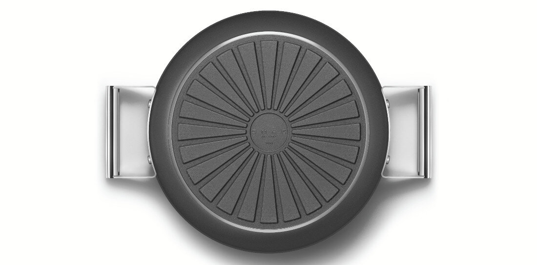 Patelnia SMEG 50's Style DPF2812BLM 28 cm Do każdej kuchni kompatybilna ze wszystkimi rodzajami płyt grzewczych, w tym indukcją dopasowanie naczynie