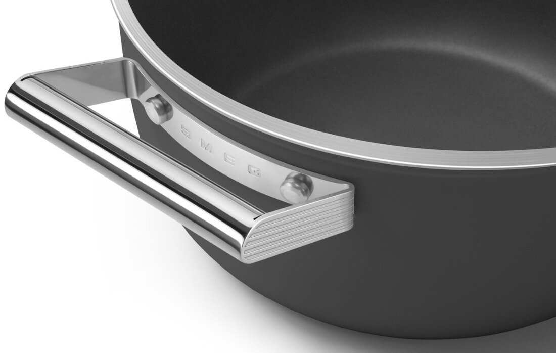 Garnek SMEG 50's Style CSF2412BLM 5.4L Wygoda i bezpieczeństwo Ergonomiczne uchwyty ze stali nierdzewnej stabilny chwyt