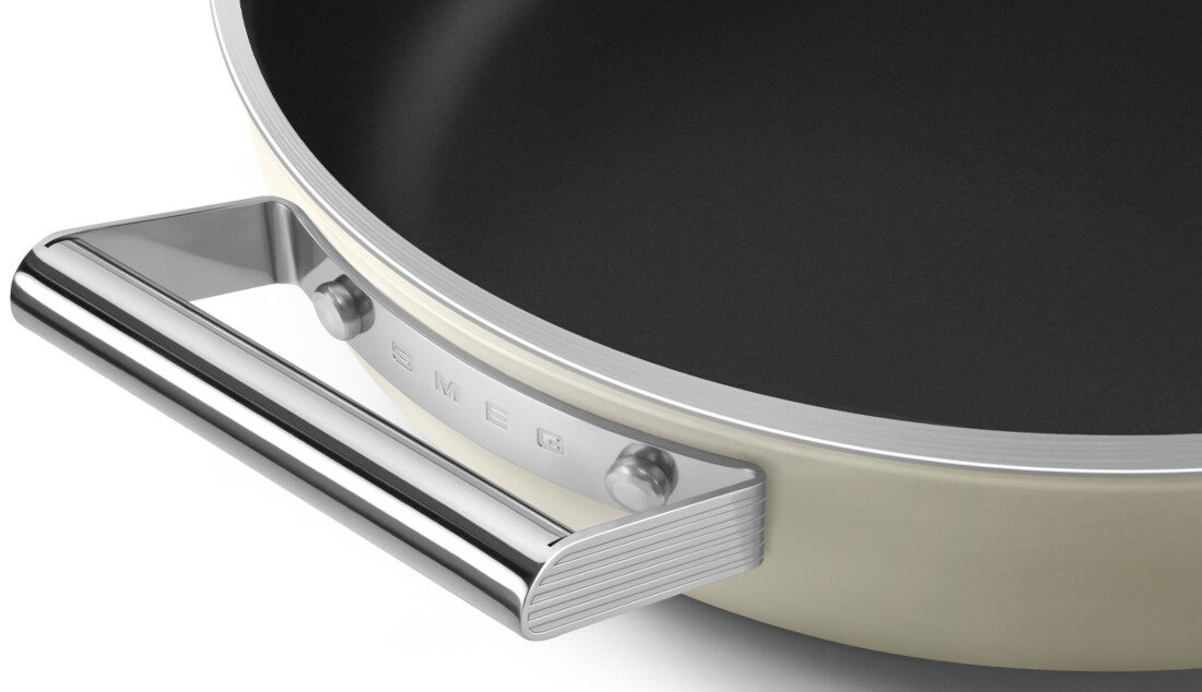 Patelnia SMEG 50's Style DPF2812CRM 28 cm Wygodne użytkowanie Ergonomiczne uchwyty ze stali nierdzewnej swoboda manewrwowanie