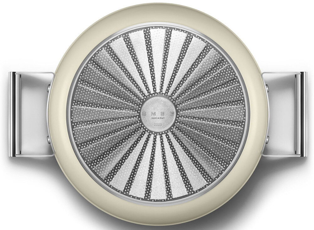 Patelnia SMEG 50's Style DPF2812CRM 28 cm Do każdej kuchni kompatybilna ze wszystkimi rodzajami płyt grzewczych, w tym indukcją dopasowanie naczynie