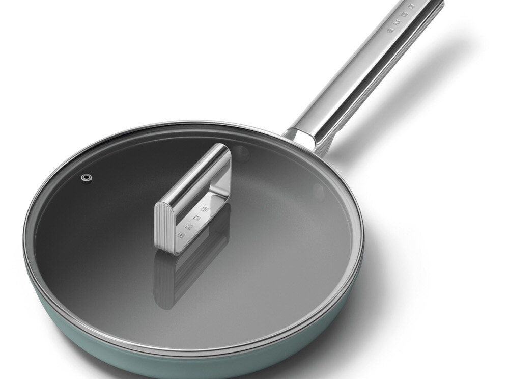 Patelnia SMEG 50's Style FPF2002EGM 20 cm Do małych porcji Średnica 20 cm przygotowywaniu pojedynczych porcji lub dań dla dwóch osób