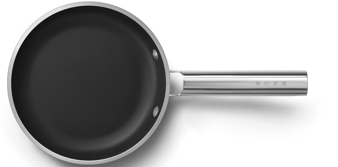 Patelnia SMEG 50's Style FPF2002EGM 20 cm Zdrowe smażenie bez tłuszczu Ceramiczna powłoka bez PFAS  z minimalną ilością tłuszczu wspiera zdrowsze nawyki żywieniowe