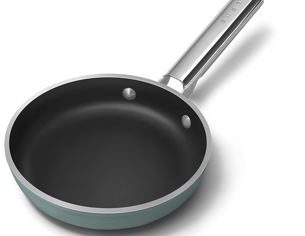 Patelnia SMEG 50's Style FPF2002EGM 20 cm Szybkie i łatwe czyszczenie Nieprzywierająca powierzchnia Czyszczenie zajmuje mało czasu 