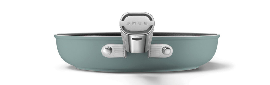 Patelnia SMEG 50's Style FPF2002EGM 20 cm Bezpieczny i stabilny uchwyt Uchwyt ze stali nierdzewnej pewny chwyt i wygodne podnoszenie